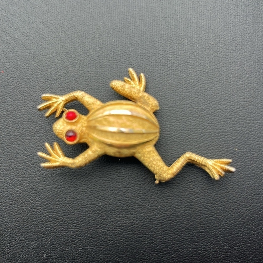 Vintage gold tone textured froggy frog pin brooch red eyes - Picture 3 of 11